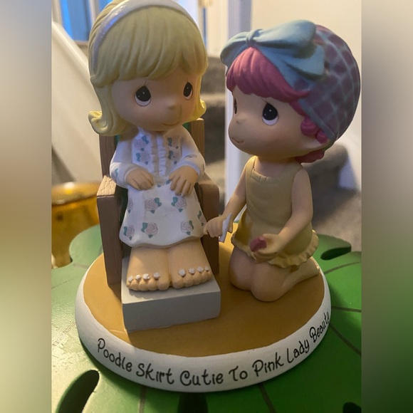 Precious Moments GREASE - POODLE SKIRT CUTIE TO PINK LADY BEAUTY Sandy & Frenchy - Picture 7 of 7